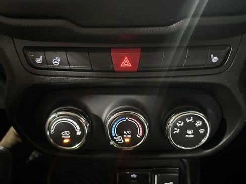 Used 2017 Jeep Renegade Latitude w/ Cold Weather Group FWD image 21