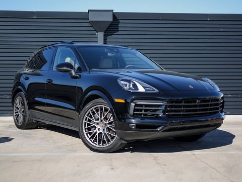 Certified 2023 Porsche Cayenne Platinum Edition image 9