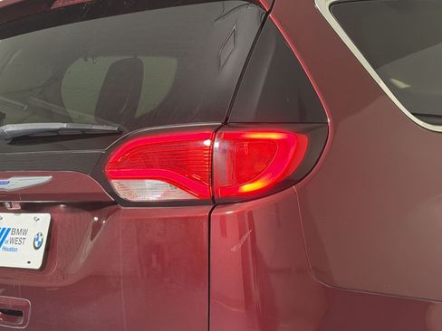 Used 2019 Chrysler Pacifica Touring-L FWD image 18