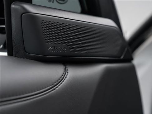 Used 2025 Land Rover Range Rover SE image 24