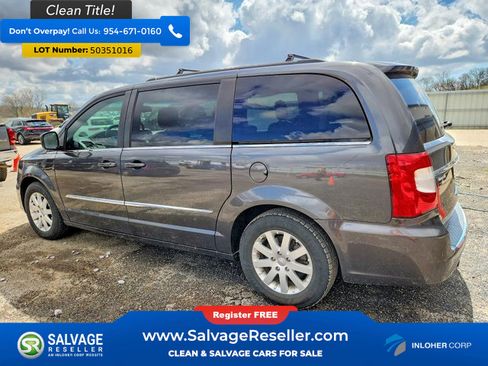 Used 2016 Chrysler Town & Country Touring image 3