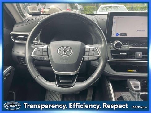 Used 2023 Toyota Highlander Platinum image 15