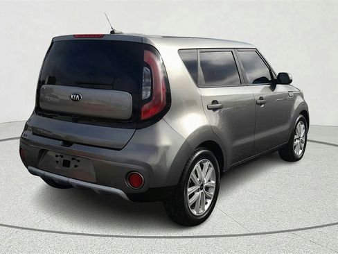 Used 2017 Kia Soul + image 6