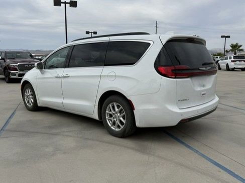 Used 2022 Chrysler Pacifica Touring-L image 3