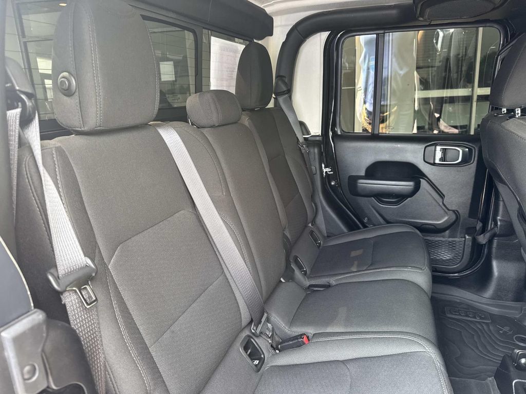 Used 2023 Jeep Gladiator Sport AWD/4WD image 10