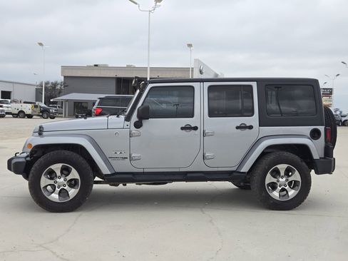 Used 2018 Jeep Wrangler Unlimited Sahara image 4