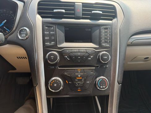 Used 2017 Ford Fusion SE FWD image 12
