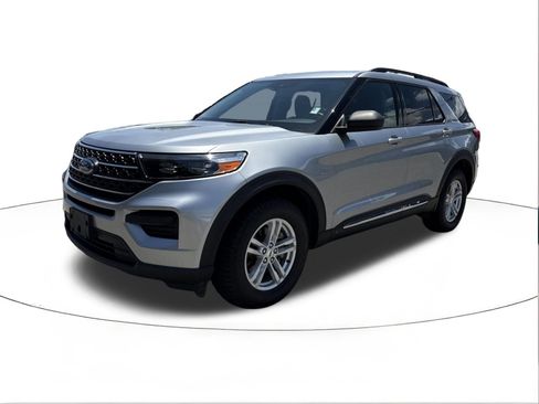 Used 2023 Ford Explorer XLT AWD/4WD image 7