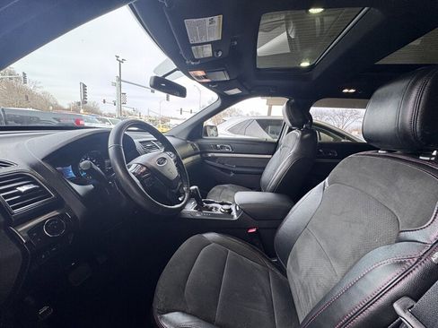 Used 2018 Ford Explorer XLT w/ Equipment Group 202A image 11