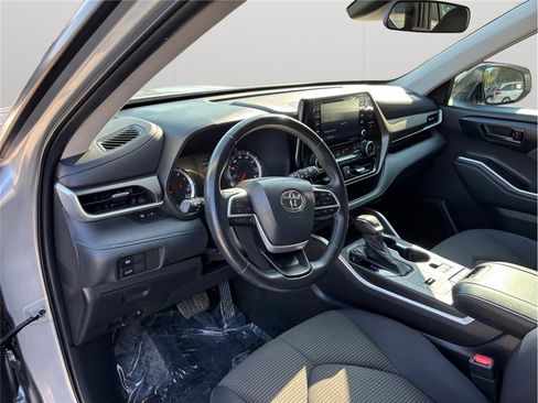 Used 2022 Toyota Highlander LE image 6