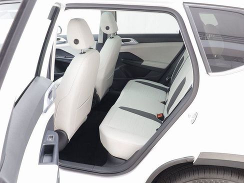 New 2025 Volkswagen Taos SE w/ Panoramic Sunroof Package image 14