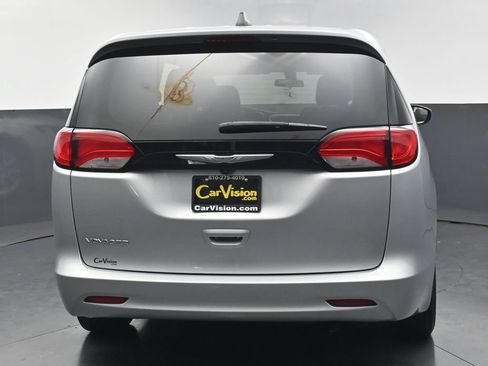 Used 2022 Chrysler Voyager LX FWD image 7