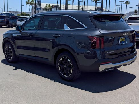 Used 2025 Kia Sorento S w/ Panoramic Sunroof Package FWD image 4