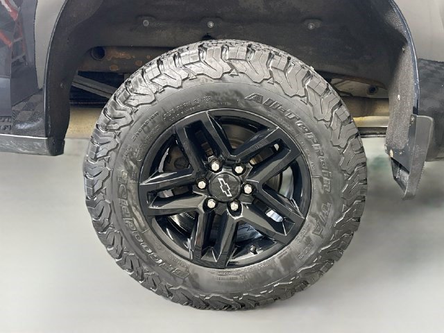 Used 2020 Chevrolet Silverado 1500 LT Trail Boss w/ Midnight Edition AWD/4WD image 32