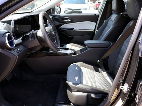 Used 2025 Chevrolet Trax LT FWD image 16