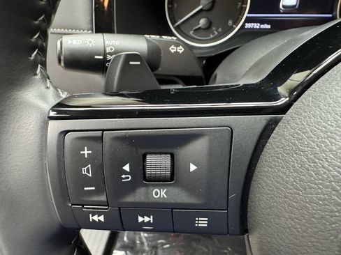 Used 2025 Nissan Pathfinder SL AWD/4WD image 14