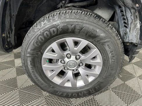 Used 2016 Toyota Tacoma SR5 w/ SR5 Appearance Package (SN) image 5