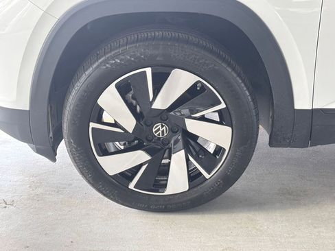Used 2025 Volkswagen Atlas Cross Sport SE FWD image 37