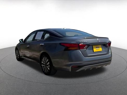 Used 2025 Nissan Altima 2.5 SV FWD image 11