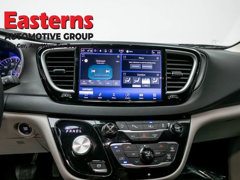 Used 2024 Chrysler Pacifica Touring-L FWD image 11