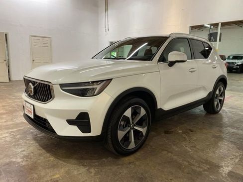 Used 2025 Volvo XC40 B5 Core AWD/4WD image 1