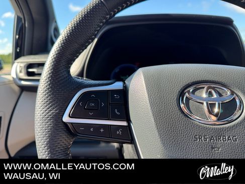 Used 2025 Toyota Sienna Platinum AWD/4WD image 16