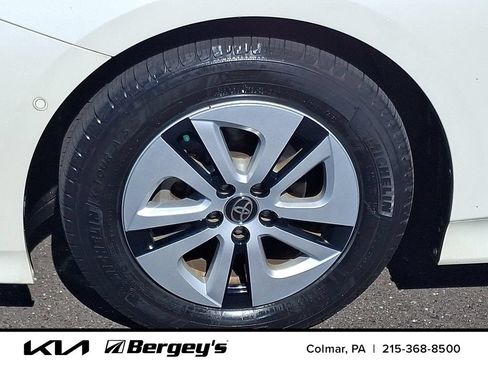 Used 2017 Toyota Prius Four FWD image 10