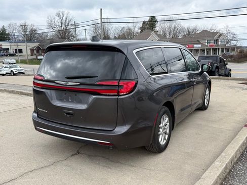 Used 2023 Chrysler Pacifica Touring-L FWD image 6