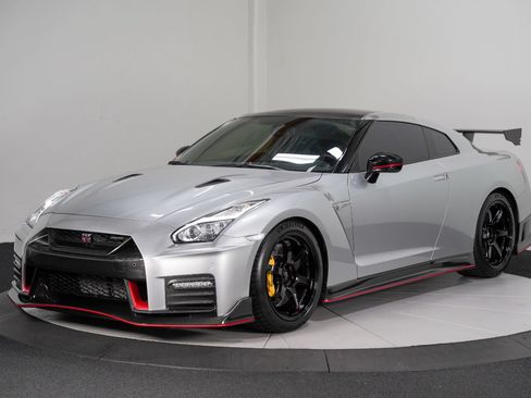 Used 2018 Nissan GT-R NISMO AWD/4WD image 6