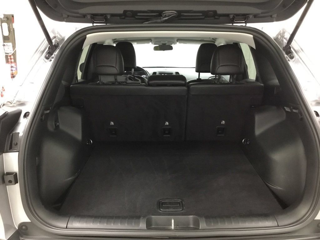 Used 2019 Jeep Cherokee Latitude Plus w/ Cold Weather Group AWD/4WD image 39