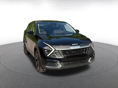 Used 2025 Kia Sportage LX FWD image 3