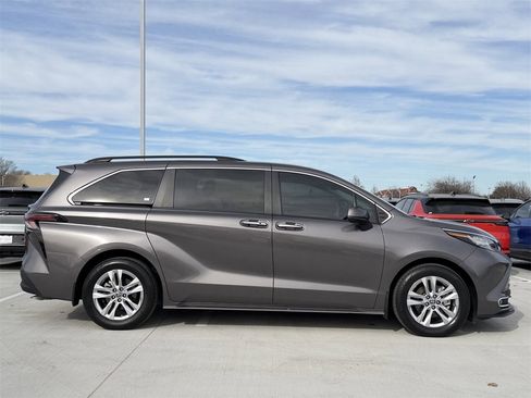 Used 2023 Toyota Sienna XLE image 3