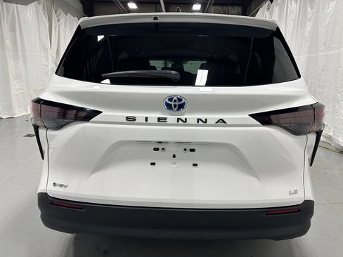 Used 2025 Toyota Sienna LE FWD image 6
