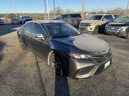 Used 2023 Toyota Camry SE image 1