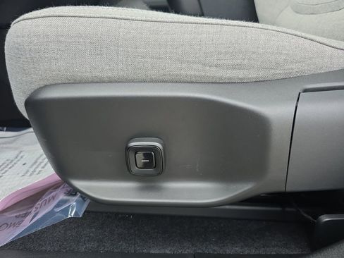 Certified 2025 Volvo EX30 Ultra w/ Climate Package image 31