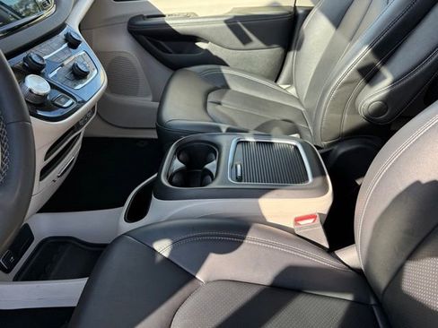 Used 2024 Chrysler Pacifica Touring-L image 24