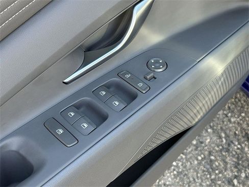 Used 2025 Hyundai Elantra SEL image 22