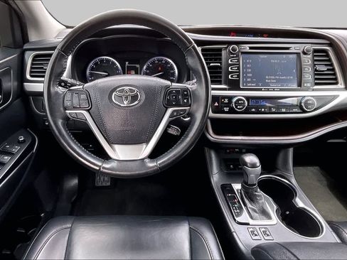 Used 2019 Toyota Highlander XLE FWD image 6