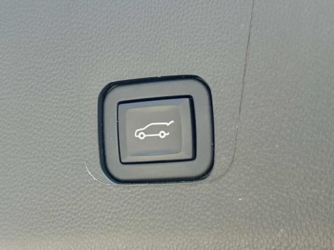 Used 2023 Chevrolet Traverse LT FWD image 14