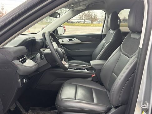 Used 2025 Ford Explorer Active w/ Active Comfort Package image 11