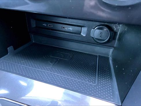 Used 2021 Volkswagen Tiguan SE image 33