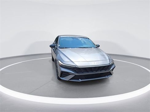 New 2025 Hyundai Elantra SEL image 3