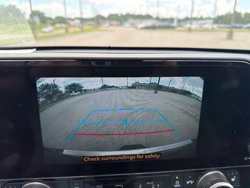 Used 2025 Toyota Highlander XLE AWD/4WD image 23