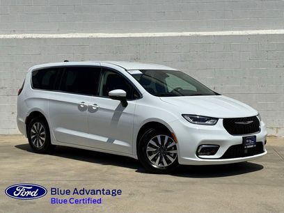 Used 2023 Chrysler Pacifica Touring-L