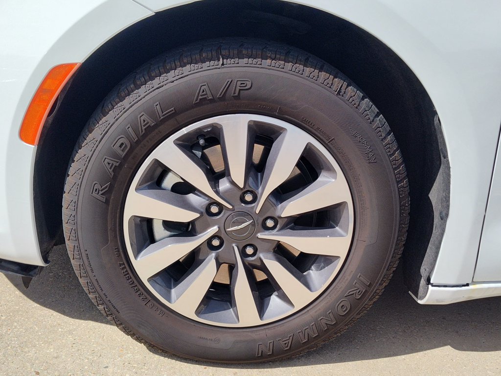 Used 2024 Chrysler Pacifica Limited FWD image 16