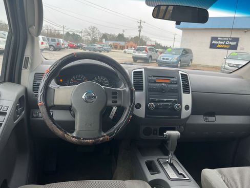Used 2010 Nissan Frontier SE image 13