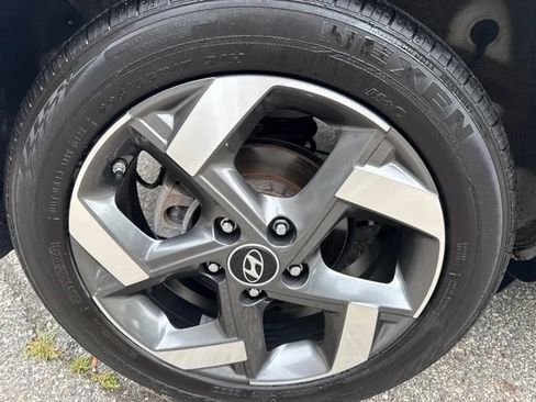 Used 2024 Hyundai Venue SEL FWD image 9