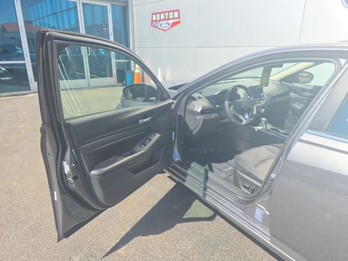 Used 2025 Nissan Altima 2.5 SV FWD image 12