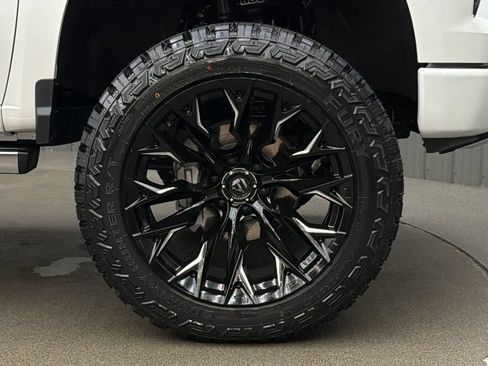 Used 2025 Chevrolet Silverado 1500 High Country AWD/4WD image 9
