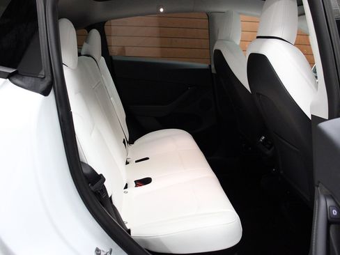 Used 2022 Tesla Model Y Long Range image 16